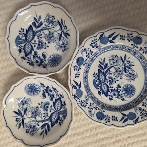 Lorenz Hutschenreuther Classic Blue and White  Dessert Plate And Two Fruit Bowls